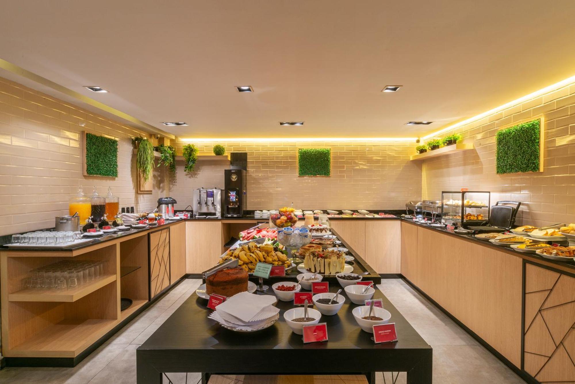 Hotel Laghetto Stilo Centro Gramado Exterior foto The buffet at the lounge