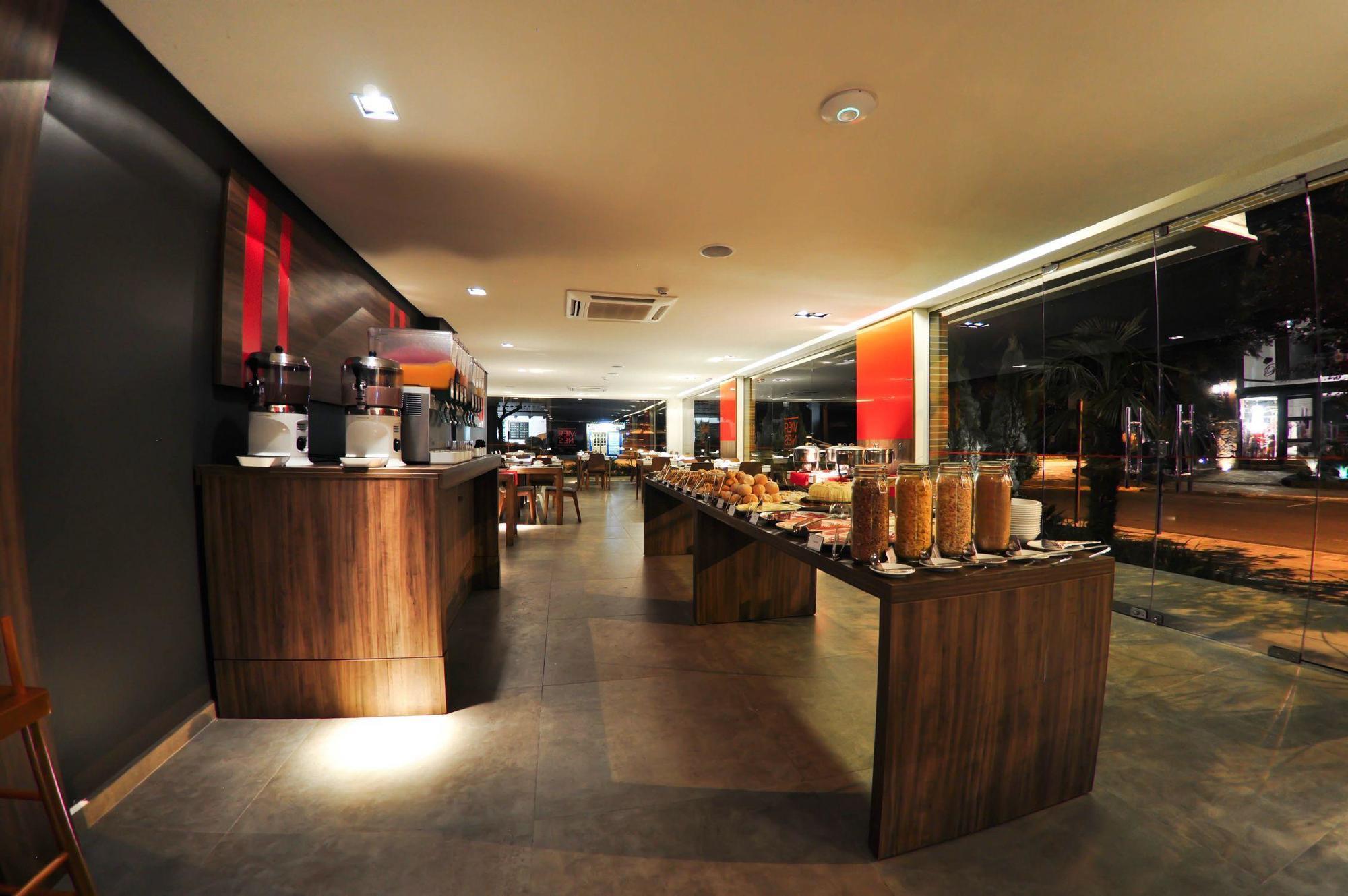 Hotel Laghetto Stilo Centro Gramado Exterior foto The interior of a typical buffet restaurant